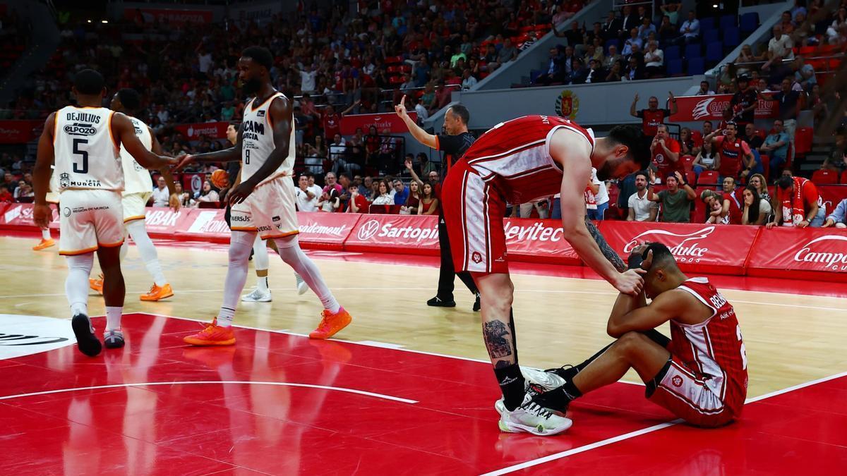 Yusta trata de animar a Bell-Haynes en el duelo ante el Murcia