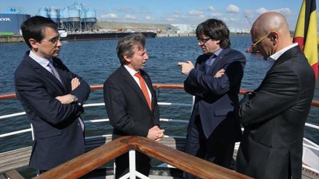 Altafaj (izquierda), Puigdemont y Romeva (derecha), con una autoridad local en su visita al puerto de Gante, ayer.