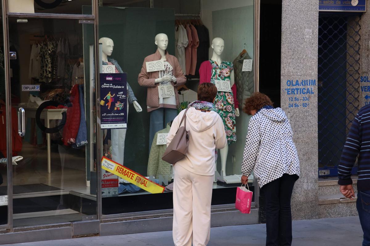 Fotos gente mirando escaparates o entrando en comercios locales. San Torcuato y Santa Clara