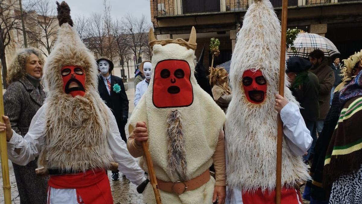 Dos sidros flanqueando a un cornelu en el último antroxu tradicional organizado por la Casa de Asturias en Alcalá de Henares.