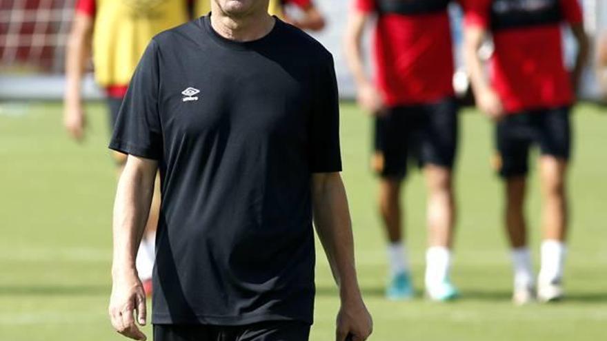 Fernando Vázquez sonríe durante un entrenamiento en Son Bibiloni.