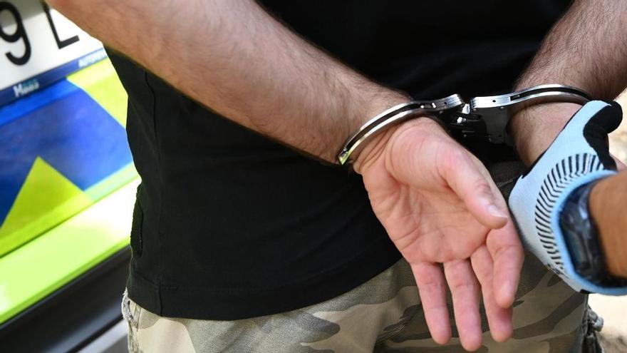 Un arrestat amb manilles de la Policia Municipal de Girona