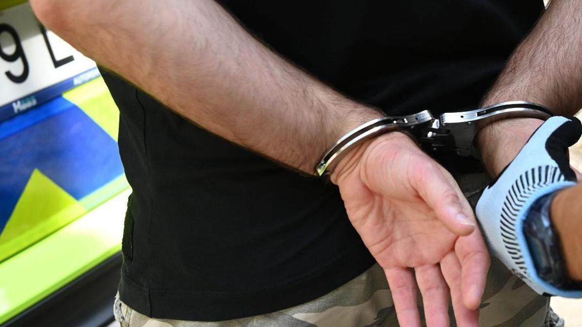 Un arrestat amb manilles de la Policia Municipal de Girona