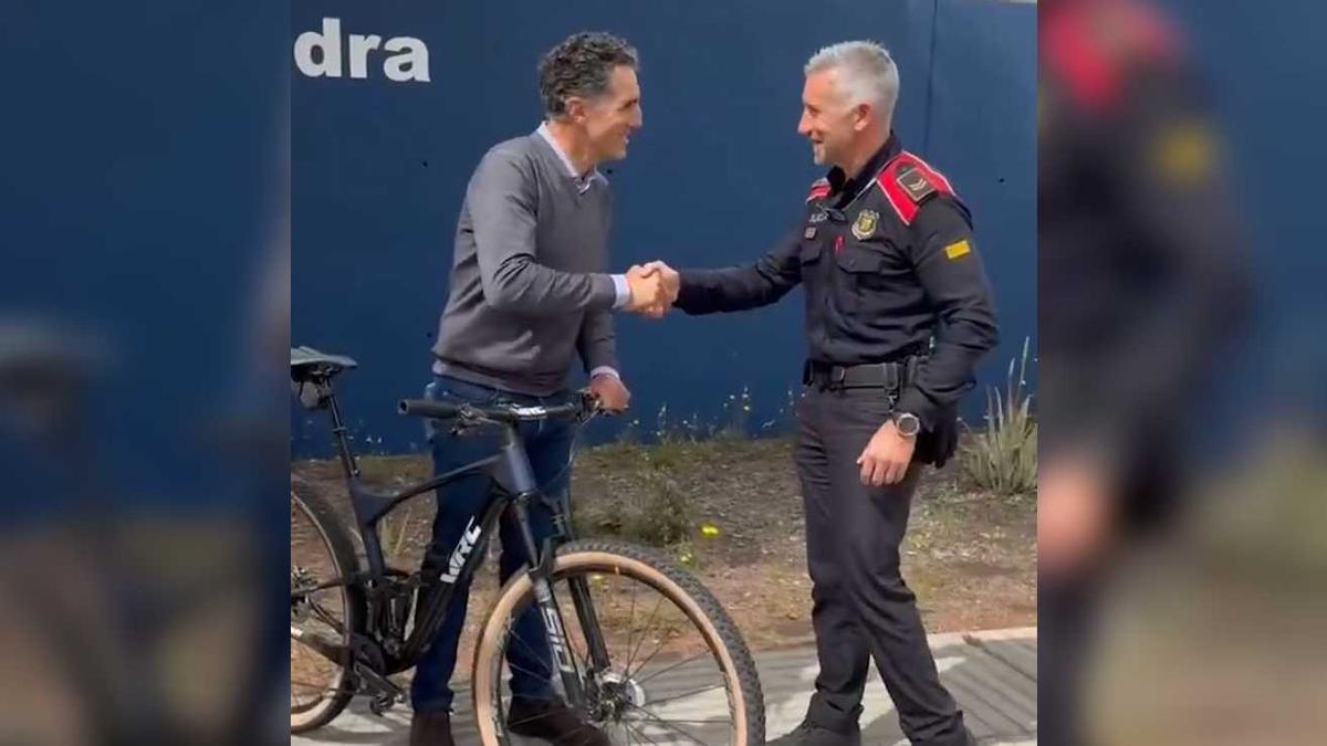 Els Mossos, en el moment de l'entrega de la bici recuperada a Miguel Induráin.