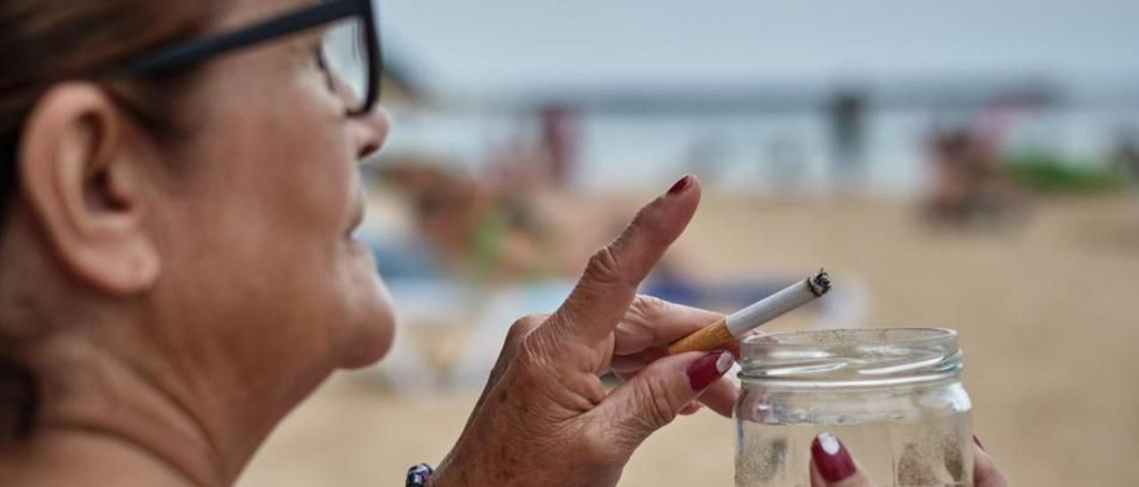 Una ciudadana fuma en la playa de Las Teresitas. Andrés Gutiérrez