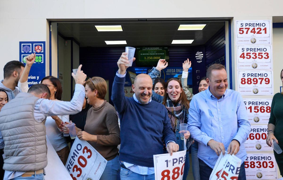 Alegría en la administración de lotería nº 3 de Manises, famosa por su 'fortuna' a la hora de repartir premios.
