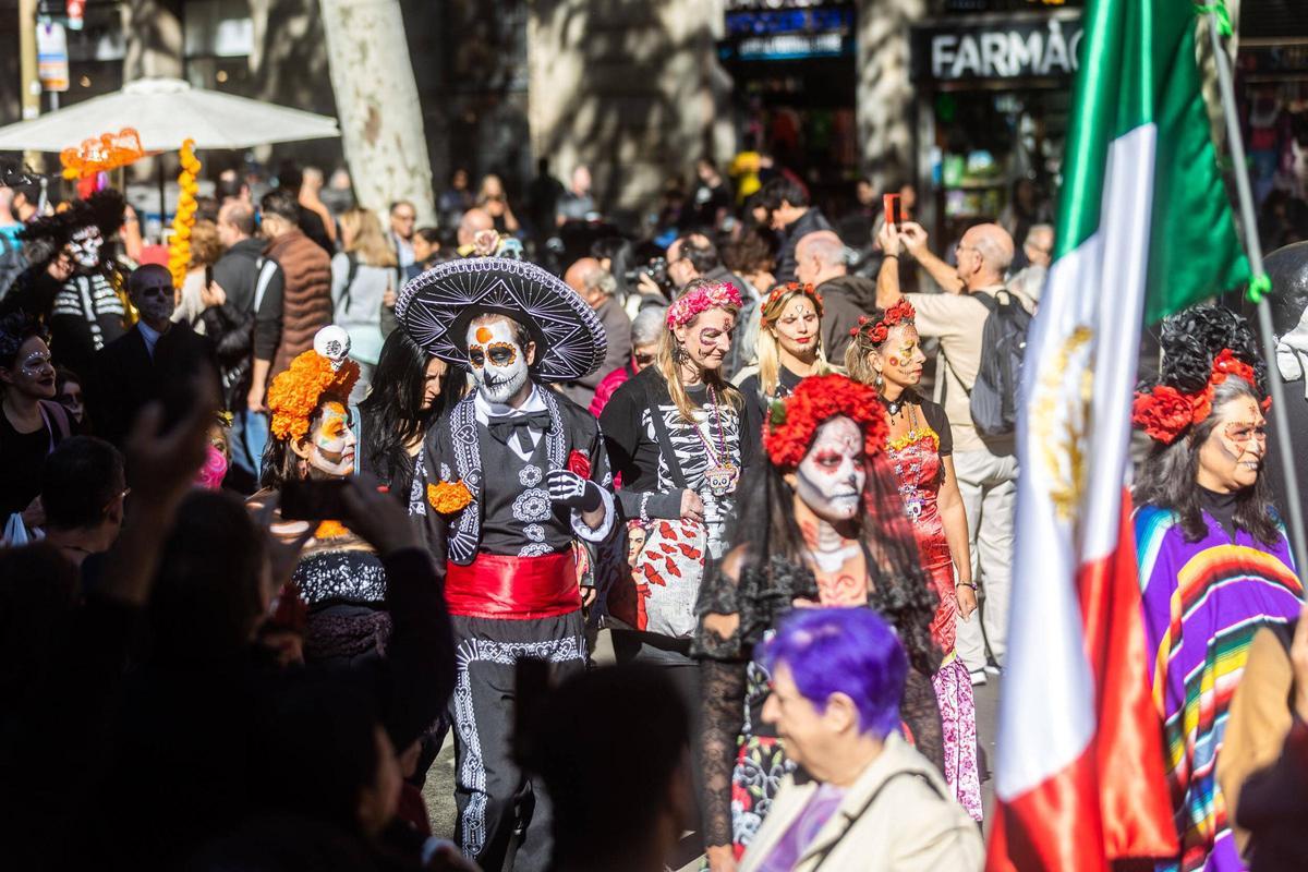 Espectacular desfile de Catrinas por La Rambla