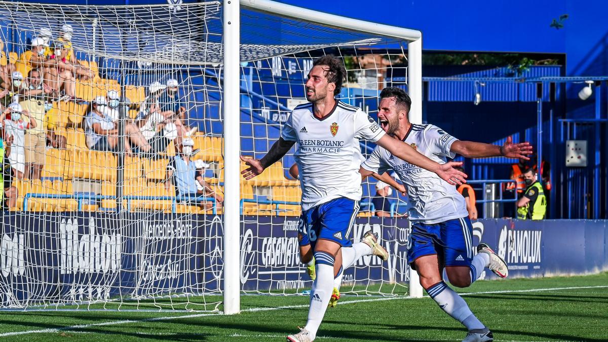 Eguaras y Álvaro Giménez celebran el 1-1 del Real Zaragoza en Alcorcón.