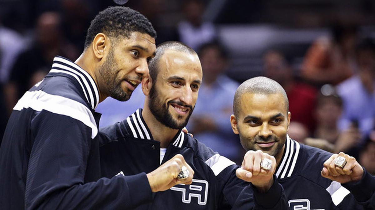 Tim Duncan, Manu Ginóbili y Tony Parker muestran los anillos de campeones de la temporada 2013-2014.