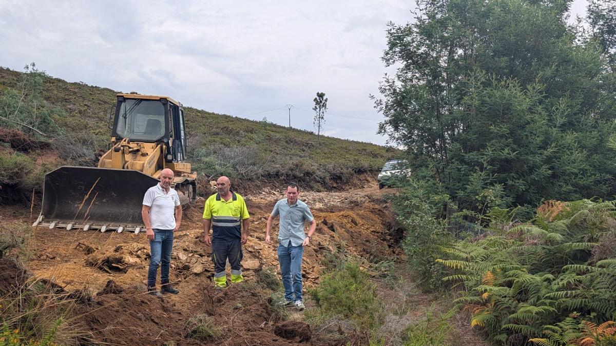 El concejal de Obras e Servizos, José Cuñarro supervisó las obras del Camiño de Samprizón.