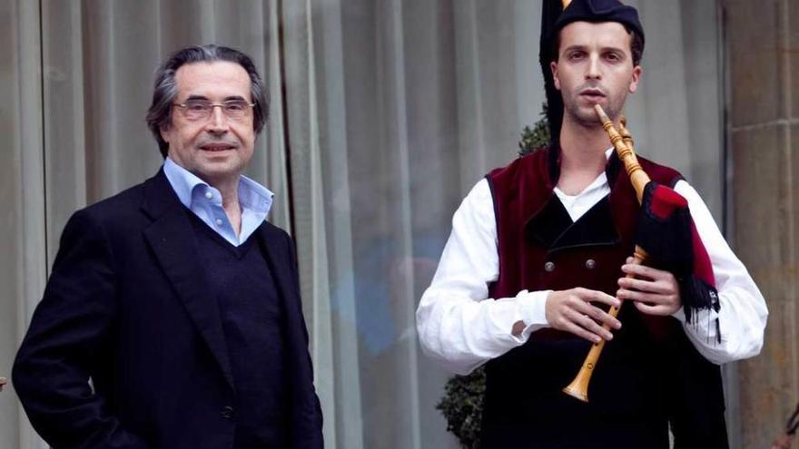 Riccardo Muti con un gaitero, en Oviedo, en octubre de 2011, cuando recibió el premio &quot;Príncipe de Asturias&quot;.