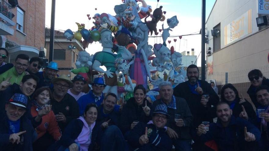 Celebración del premio en la falla.