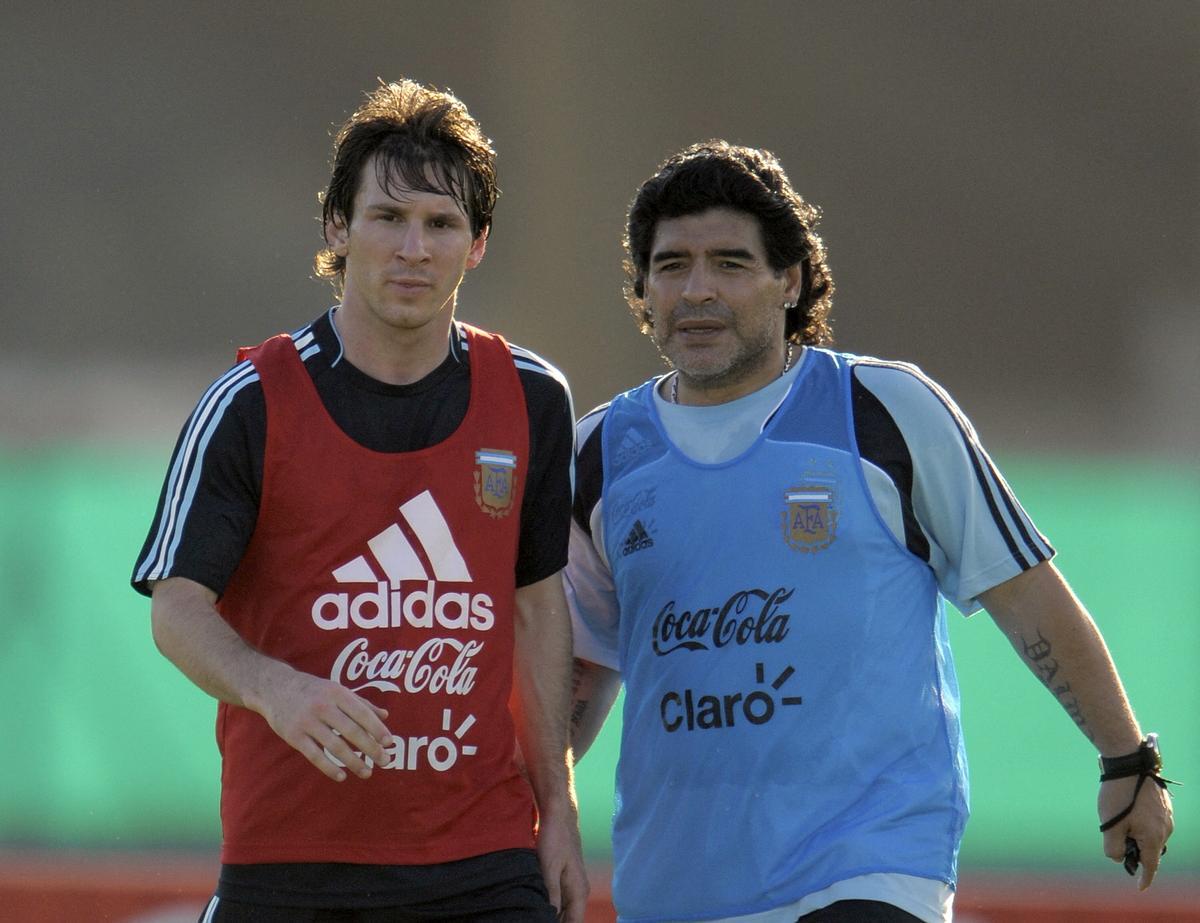 El seleccionador argentino Diego Maradona habla con el delantero Lionel Messi (izq.) durante un entrenamiento en Ezeiza, Buenos Aires, el 24 de marzo de 2009. El seleccionador argentino Diego Maradona habla con el delantero Lionel Messi (izq.) durante un entrenamiento en Ezeiza, Buenos Aires, el 24 de marzo de 2009.