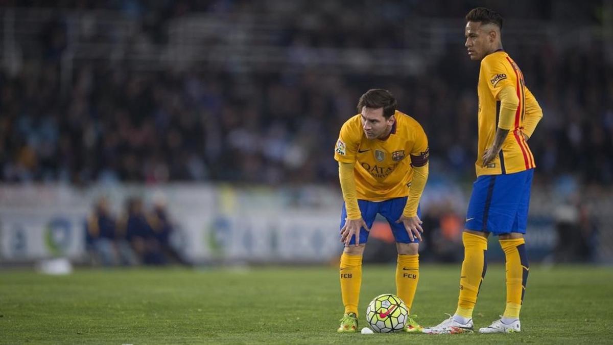 Messi y Neymar debaten sobre el lanzamiento de una falta en Anoeta.