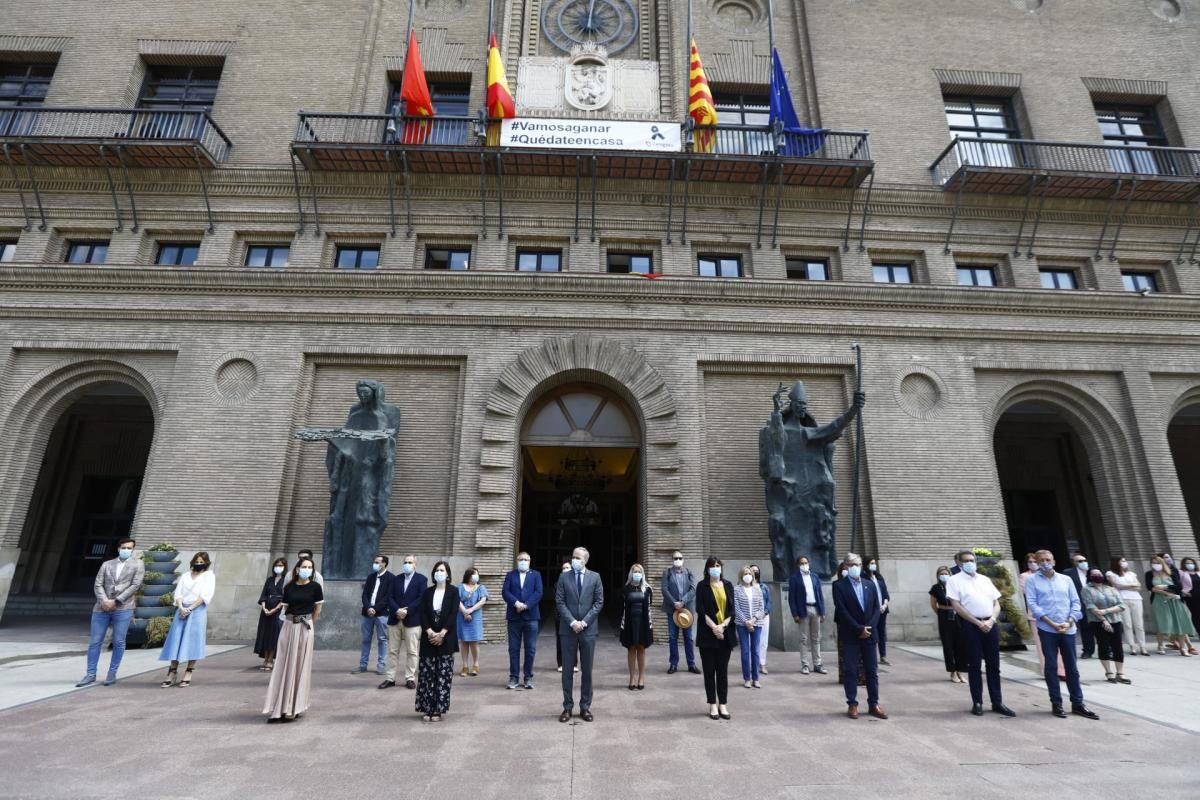Minuto de silencio por las víctimas del covid-19 en Aragón