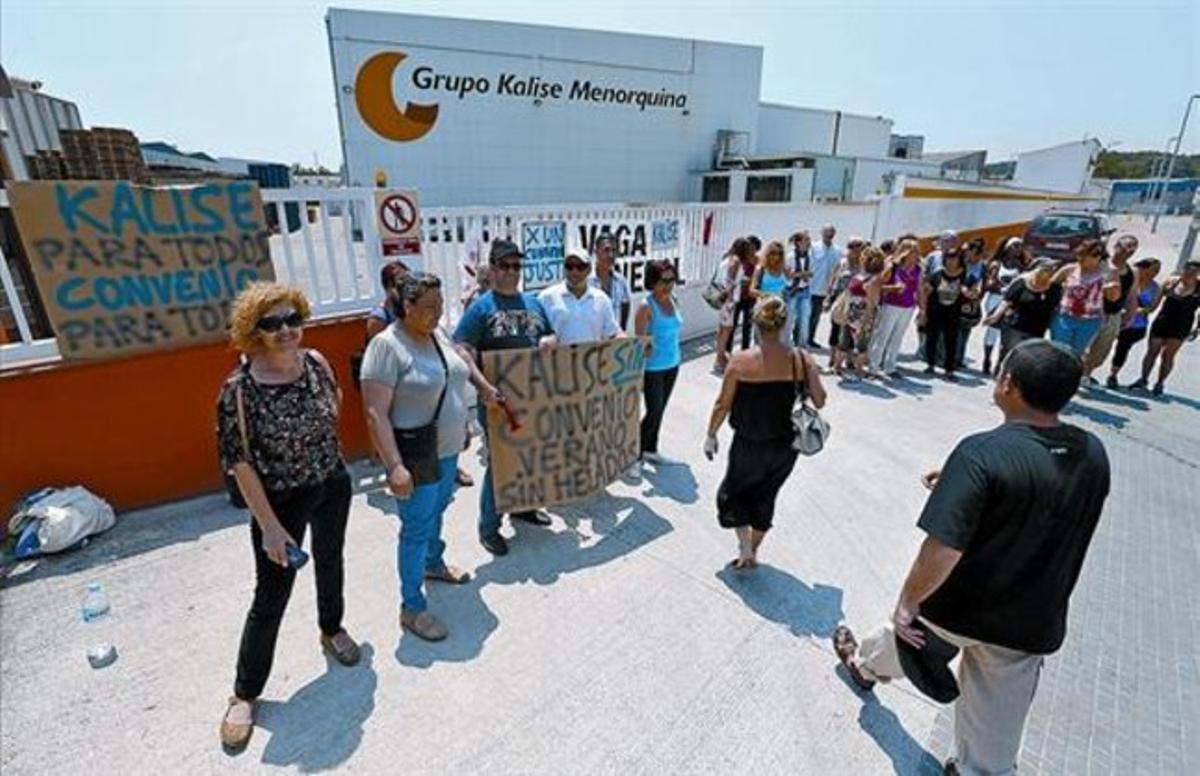 Concentració de treballadors de Kalise Menorquina a la planta de Palau-solità durant la vaga per desbloquejar el conveni de gelats, ahir. Concentració de treballadors de Kalise Menorquina a la planta de Palau-solità durant la vaga per desbloquejar el conveni de gelats, ahir.