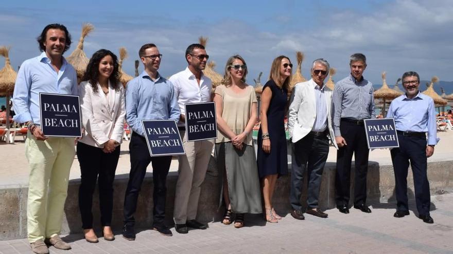 Representantes de Palma Beach y los hoteleros posan delante de la playa.