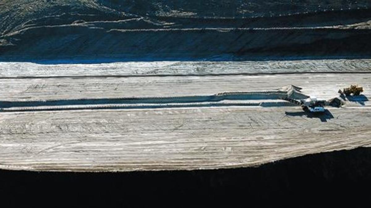 Unos tractores recogen sal en Súria, que en la actualidad se dedica al deshielo o a la industria química.