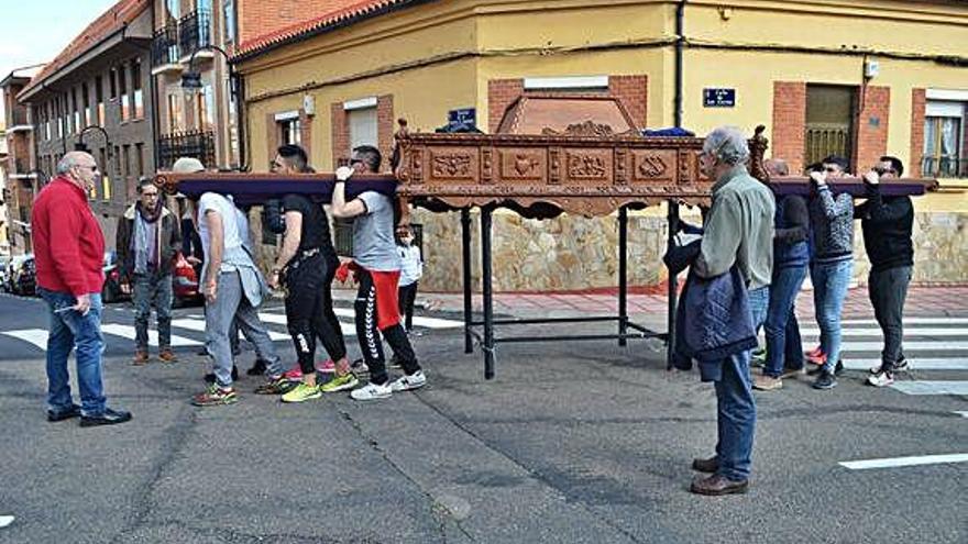 Una veintena de costaleros de la Cofradía del Nazareno ensayan la procesión con la mesa de la Dolorosa