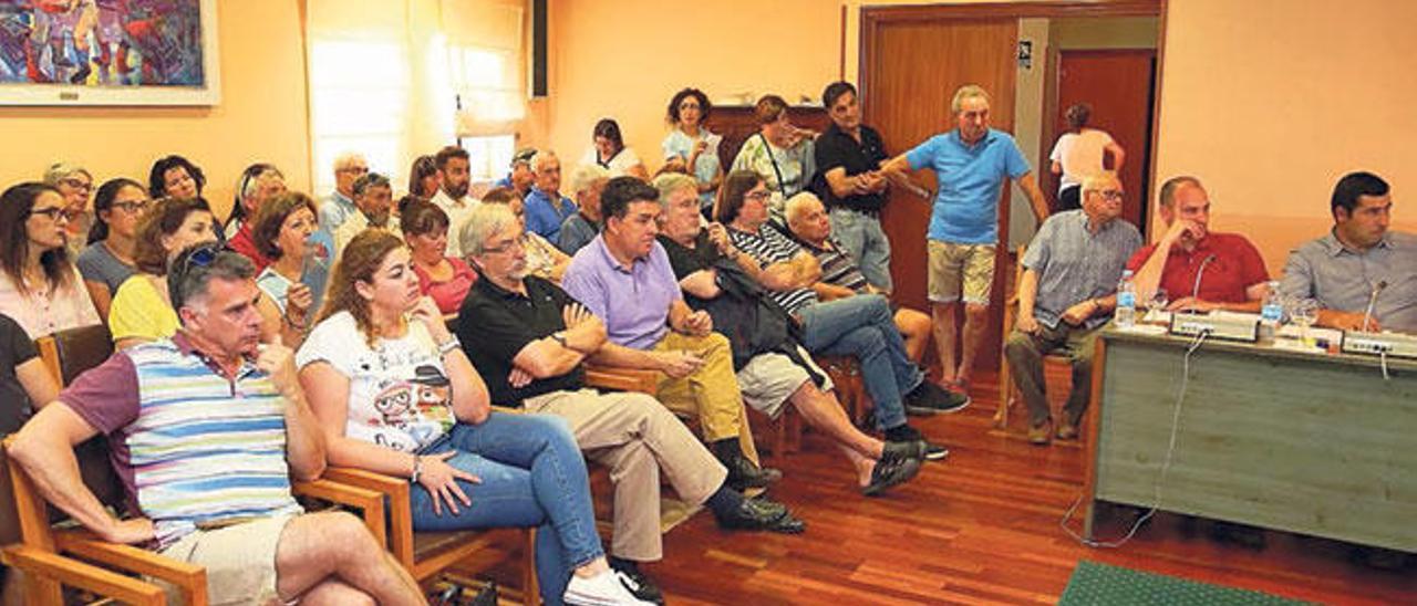 Políticos y vecinos en el pleno en el que se aprobó inicialmente el auditorio.  // Muñiz