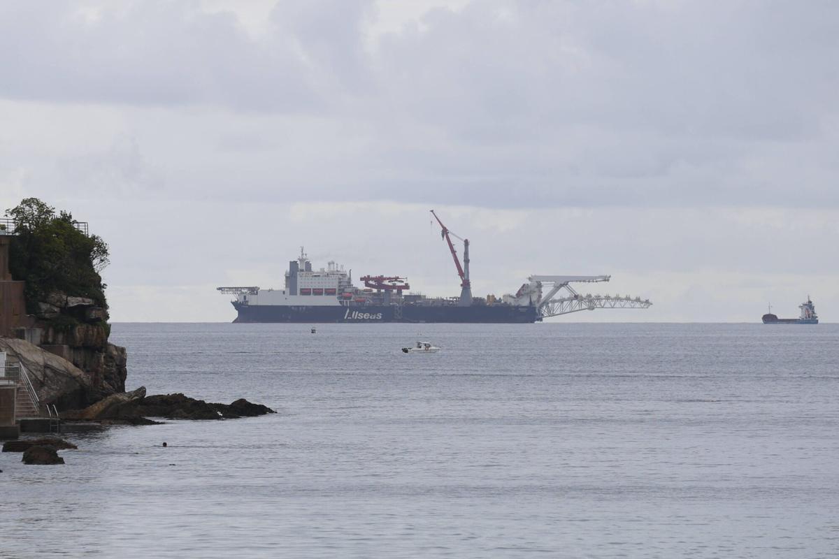 El buque SOLITAIRE pasando frente a la bahía de San Lorenzo.