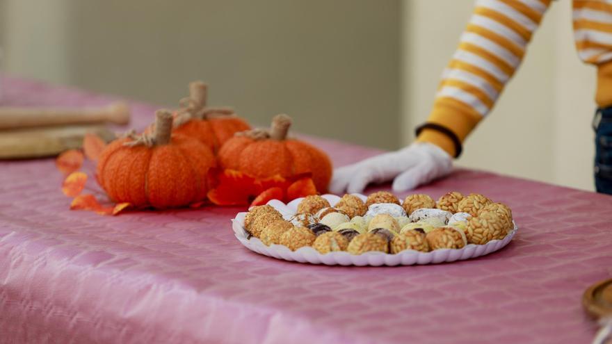 Taller de &#039;panellets&#039; en el Mercat Vell de Ibiza: La importancia de la almendra