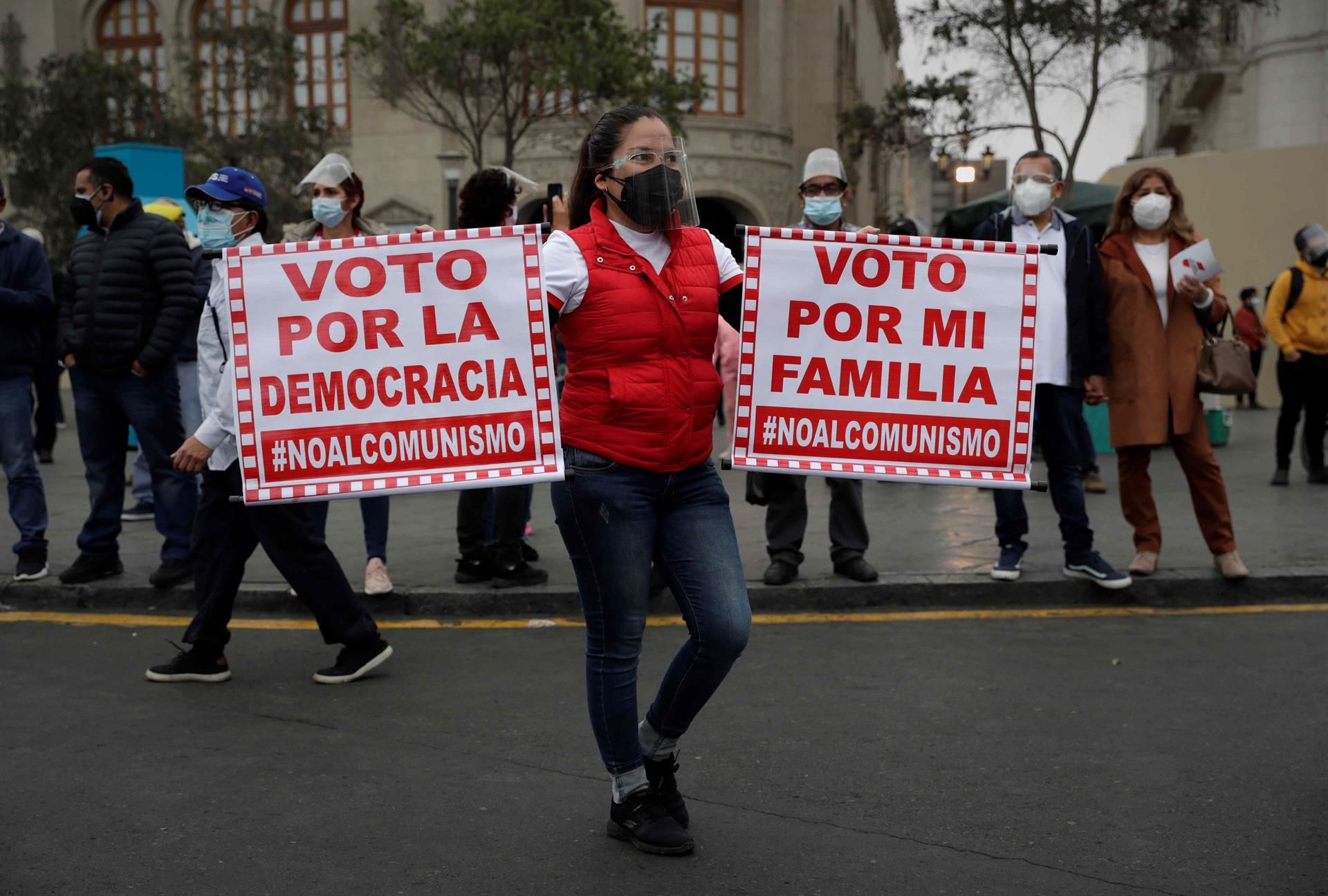 Una manifestante partidaria de Fujimori, durante la marcha en Lima.