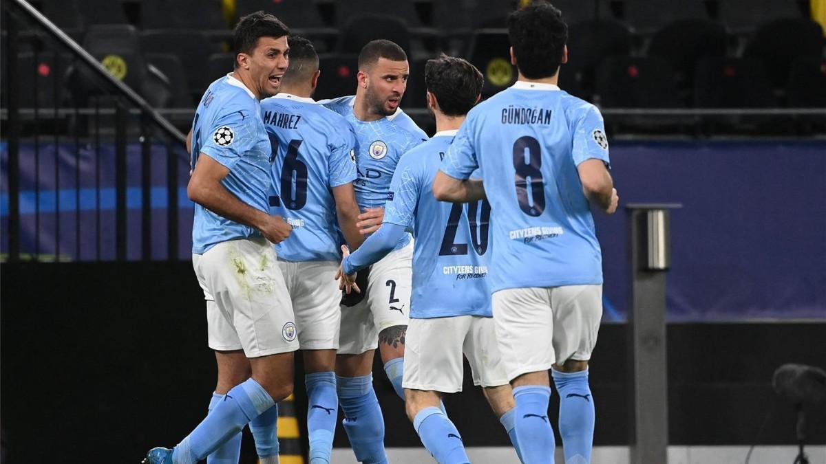 Los jugadores del City celebran el gol de Mahrez