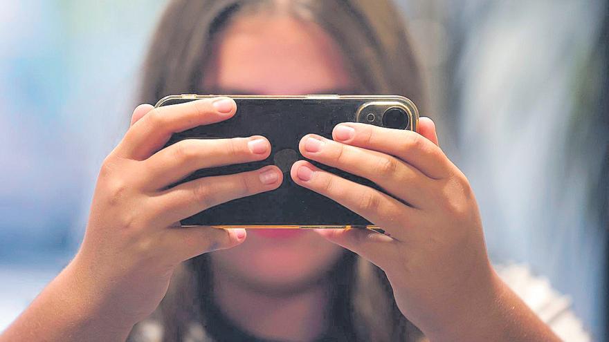 Los niños valencianos tienen su primer dispositivo conectado a internet a los 8 años