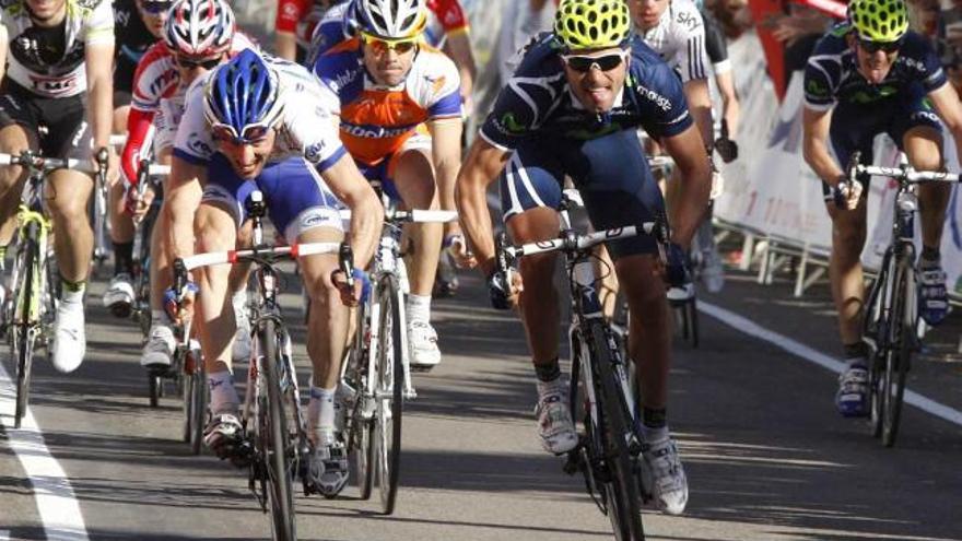 El ciclista francés Jonathan Hivert (izquierda) se impone en el esprint a Francisco Ventoso (derecha), ayer en Adra.