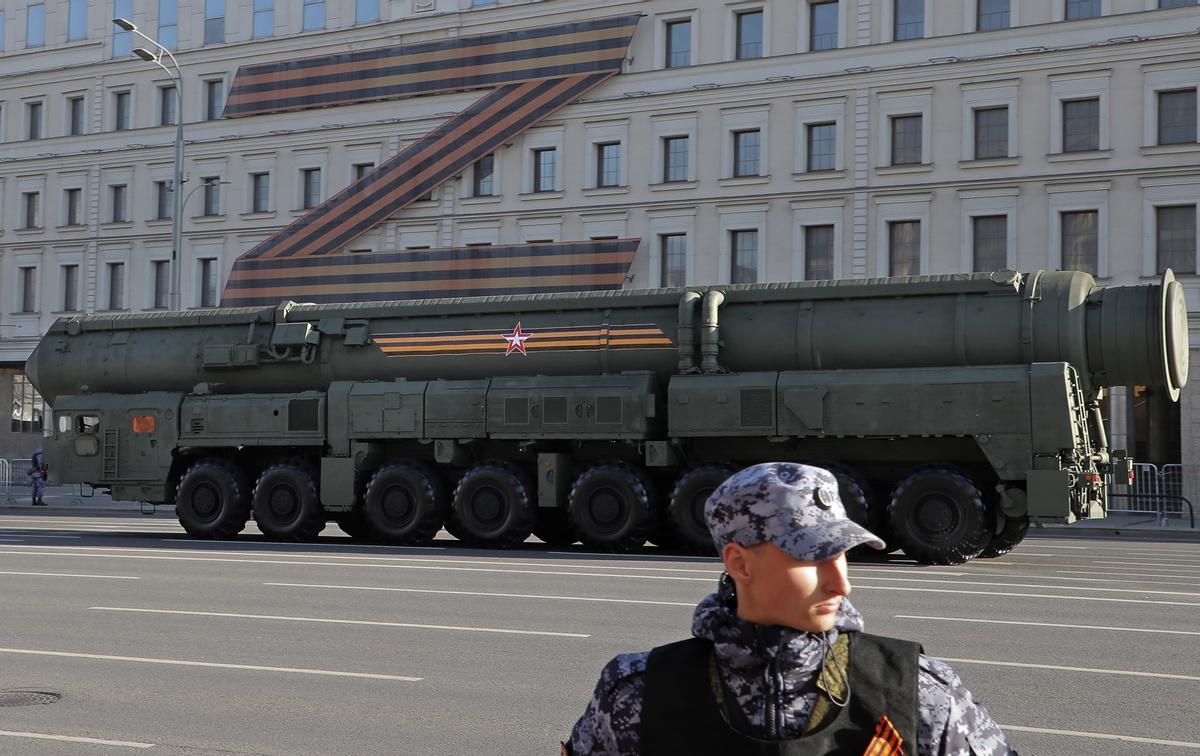 Moscow (Russian Federation), 09/05/2023.- A Russian Yars intercontinental ballistic missile launcher drives in the downtown area of Moscow, Russia, 09 May 2023, before the military parade which will take place on the Red Square to commemorate the victory of the Soviet Union’s Red Army over Nazi-Germany in WWII. (Alemania, Rusia, Moscú) EFE/EPA/MAXIM SHIPENKOV