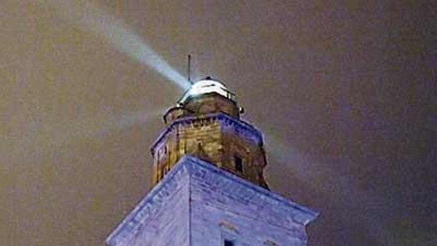 La Torre de Hércules, iluminada para fines solidarios.