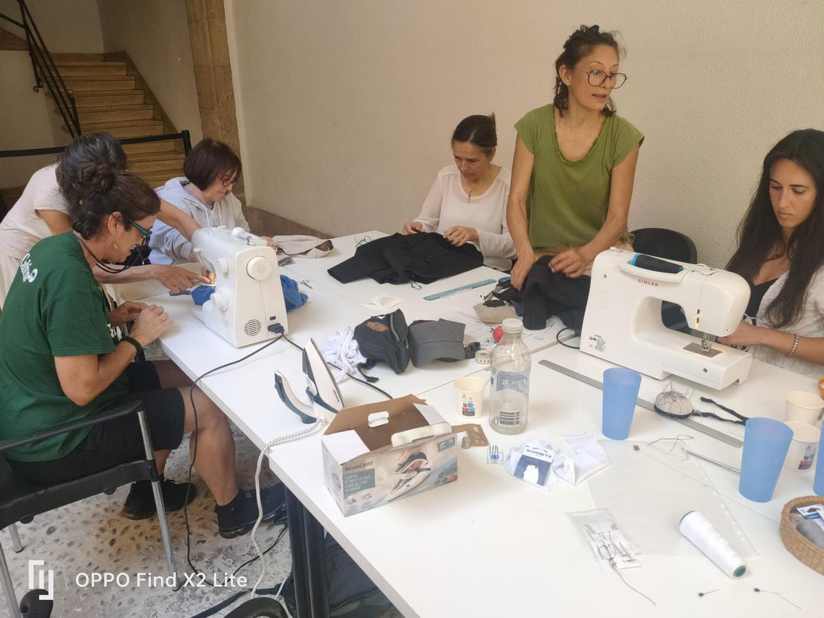 Un momento del taller de reparación de ropa.