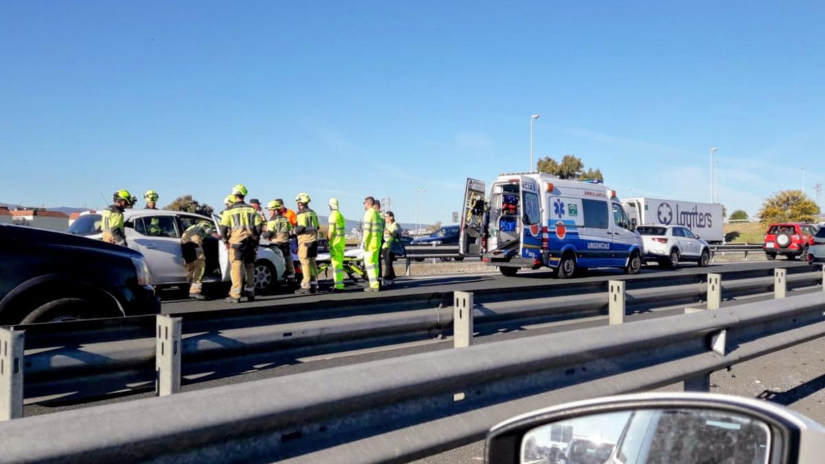 Servicios médicos y bomberos de Córdoba atienden á la persona que ha resultado herida en el lugar del accidente.