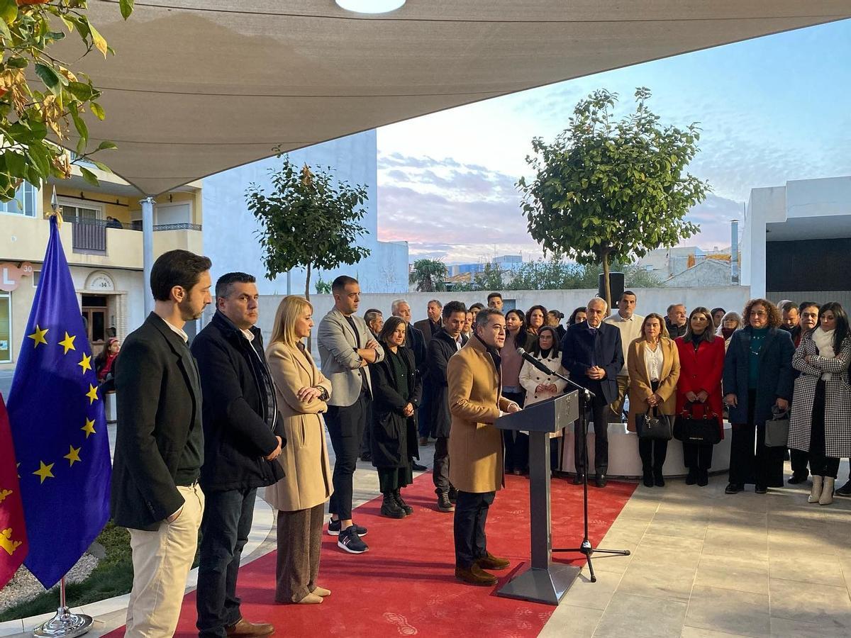 El alcalde de Lorquí, Joaquin Hernández, durnate su discurso en la inauguración proyecto remodelación áreas comerciales.