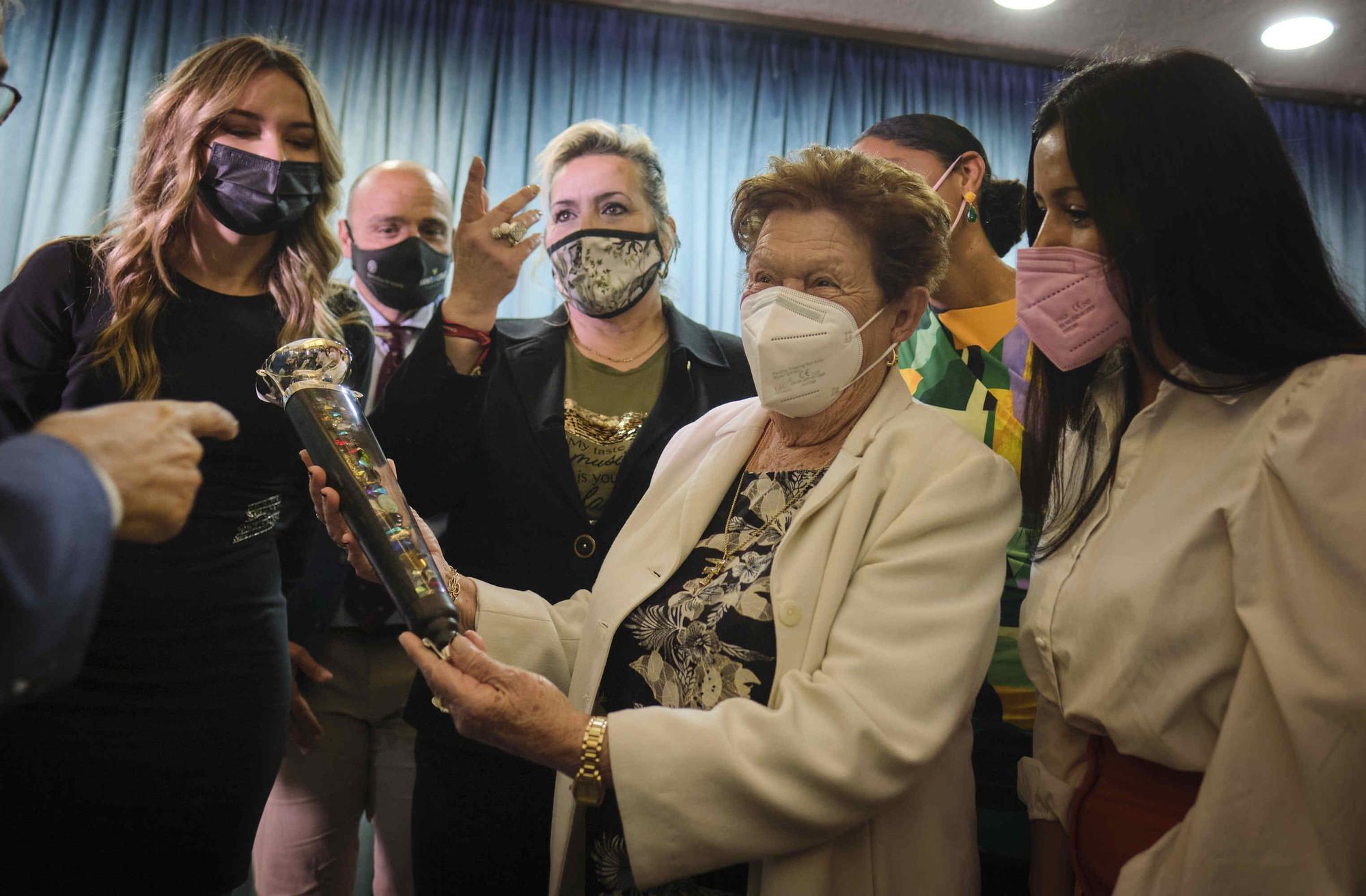 Presentación del nuevo cetro de la reina del Carnaval, obra de Juan Gil