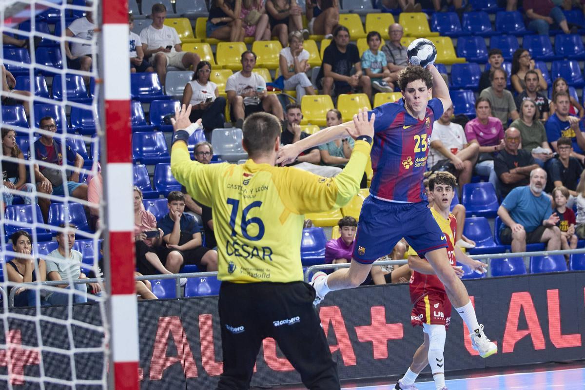 FC Barcelona vs Recoletas At Valladolid (Handbol) Foto: Dani Barbeito Balonmano liga Asobal Palau Blaugrana. . adrian sola. barça . recoletas valladolid. liga asobal 2025/2026 barça . recoletas valladolid. 01. accion. palau blaugrana