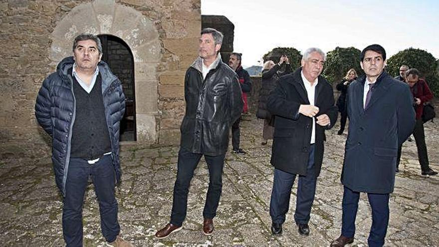 Marc Castells, a la dreta, va visitar ahir el castell de Talamanca acompanyat d&#039;altres autoritats