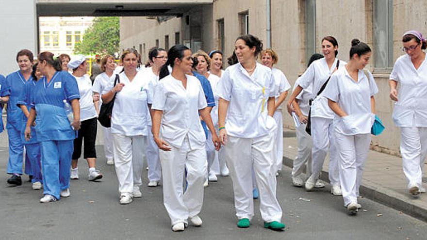 Un grupo de trabajadores, a la salida de su trabajo en la residencia de mayores El Pino.   YAIZA SOCORRO