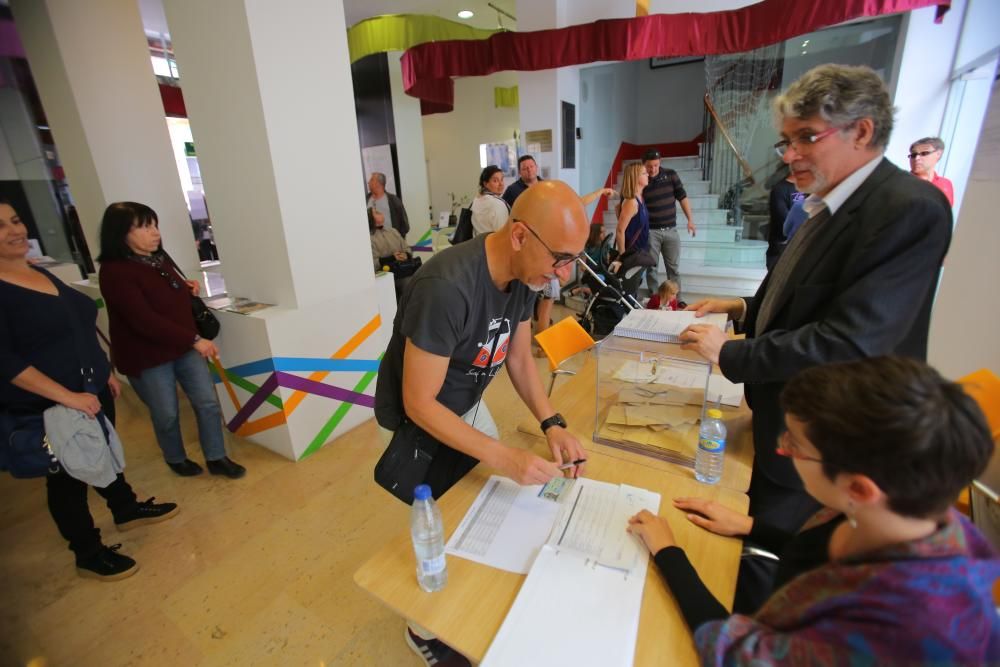 Ciudadanos franceses votan en València en la primera vuelta de las elecciones galas.