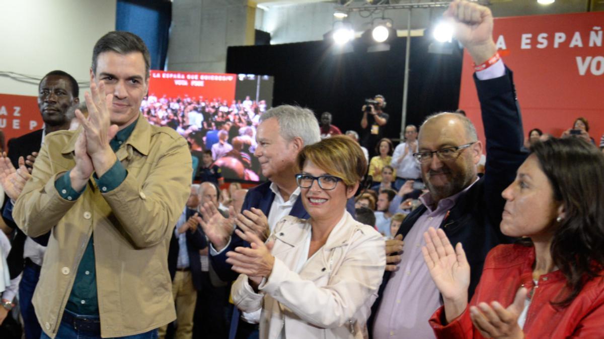 Juan Bernardo Fuentes, a la derecha con el puño en alto, en un mitin de Pedro Sánchez en 2019