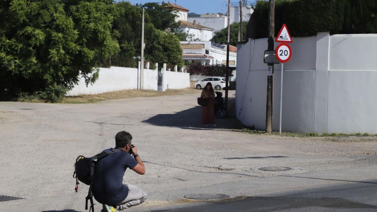 Un fotógrafo toma imágenes de la zona donde se registró la agresión, en el barrio de El Brillante en Córdoba.
