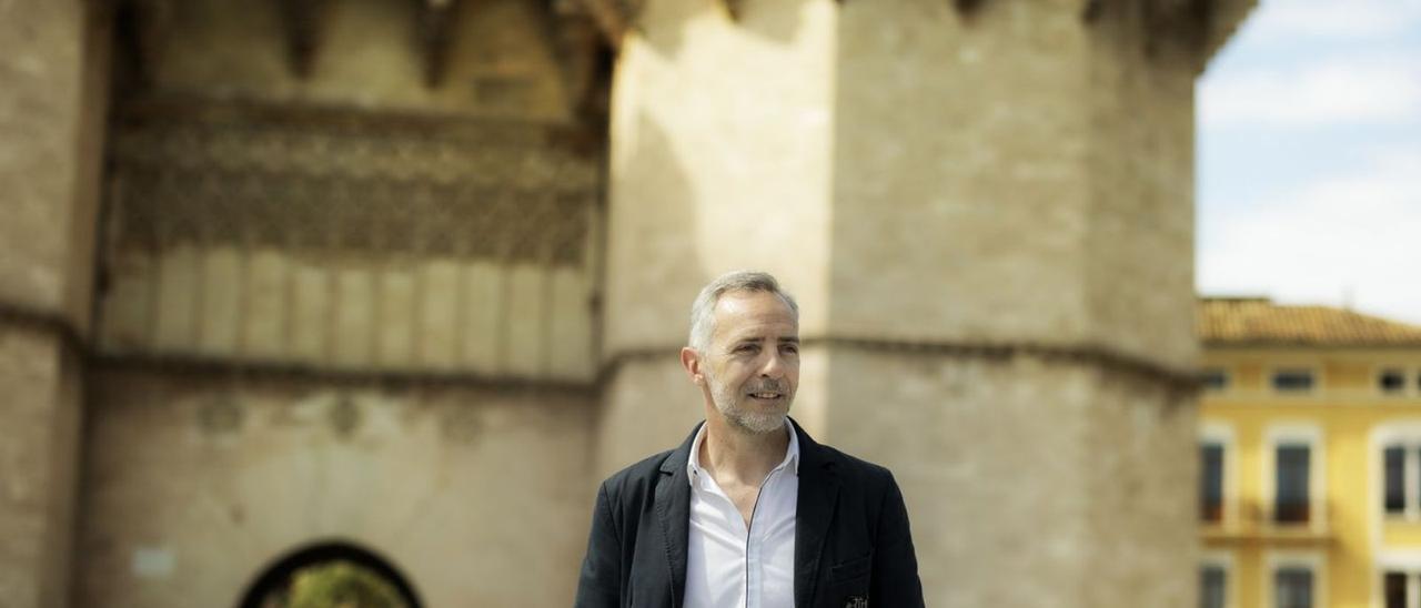 Javier Alandes, ayer en las Torres de Serrano, uno de los escenario de la novela.