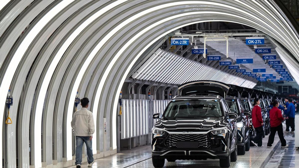 Vehículos de la marca BYD salen de la línea de producción en la factoría de Zhenghou (China) el pasado 5 de noviembre.