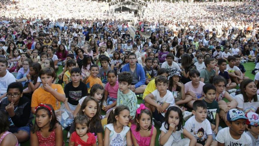 El auditorio al aire libre de Castrelos, lleno a rebosar ayer de niños y padres.