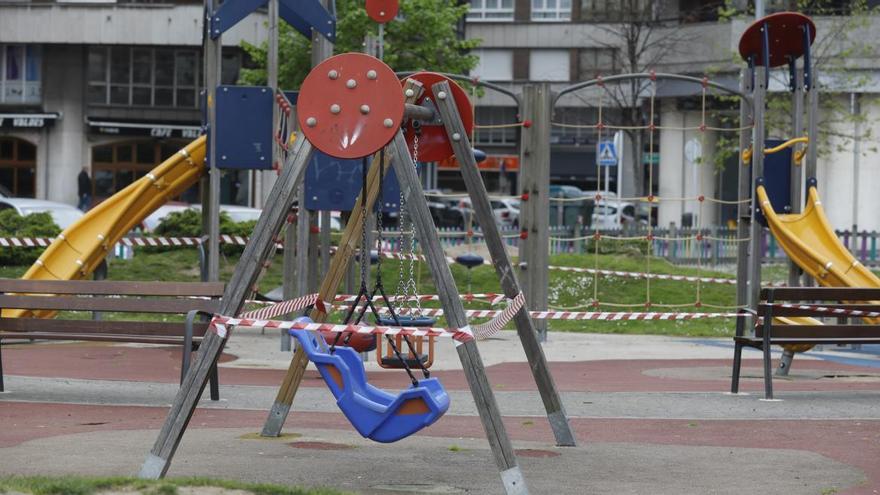 Un parque infantil del centro de Avilés, precintado.