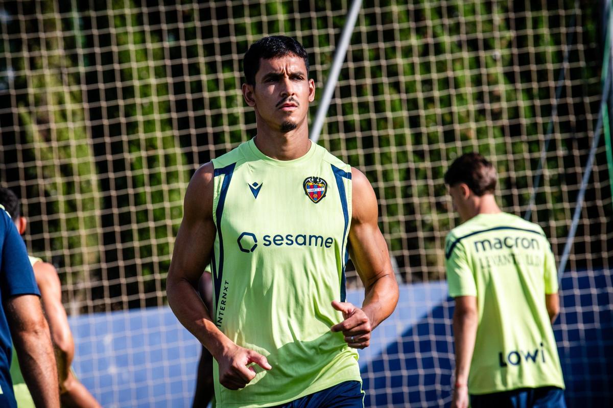 Aïssa Mandi entrenando con el Levante UD