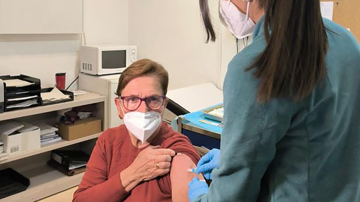 Una enfermera vacuna a una mujer en un centro de salud de Baleares.