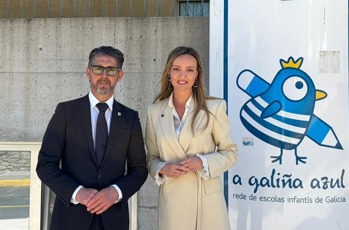 Luis Oujo e Fabiola García na escola infantil do Porto do Son.