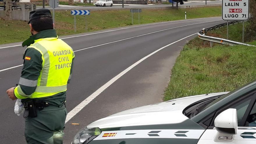 Control de alcoholemia en la N-525 junto al polígono Lalín 2000.